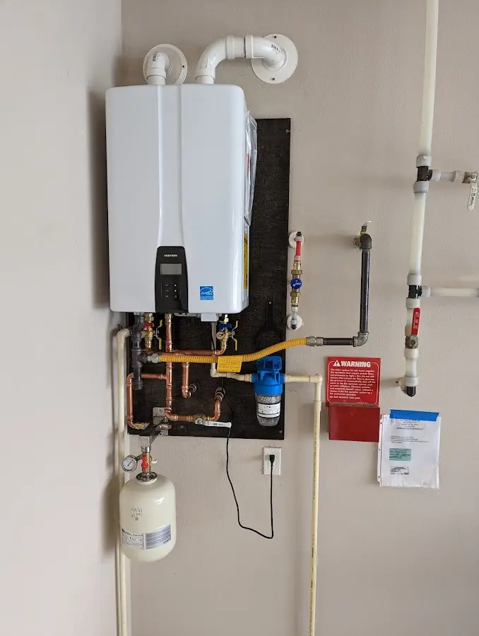 Professional plumber installing copper piping in a Ottumwa home